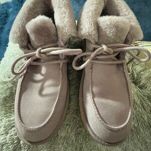 UGG Diara, NWOT, Lavender, Size 9